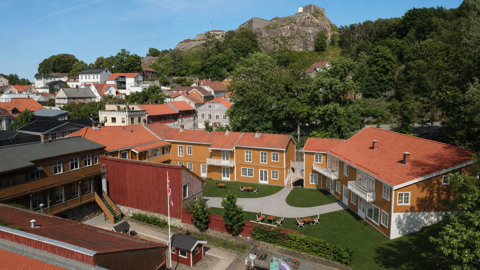 Festningsgata 16 — fasade og gårdsrom under Fredriksten festning